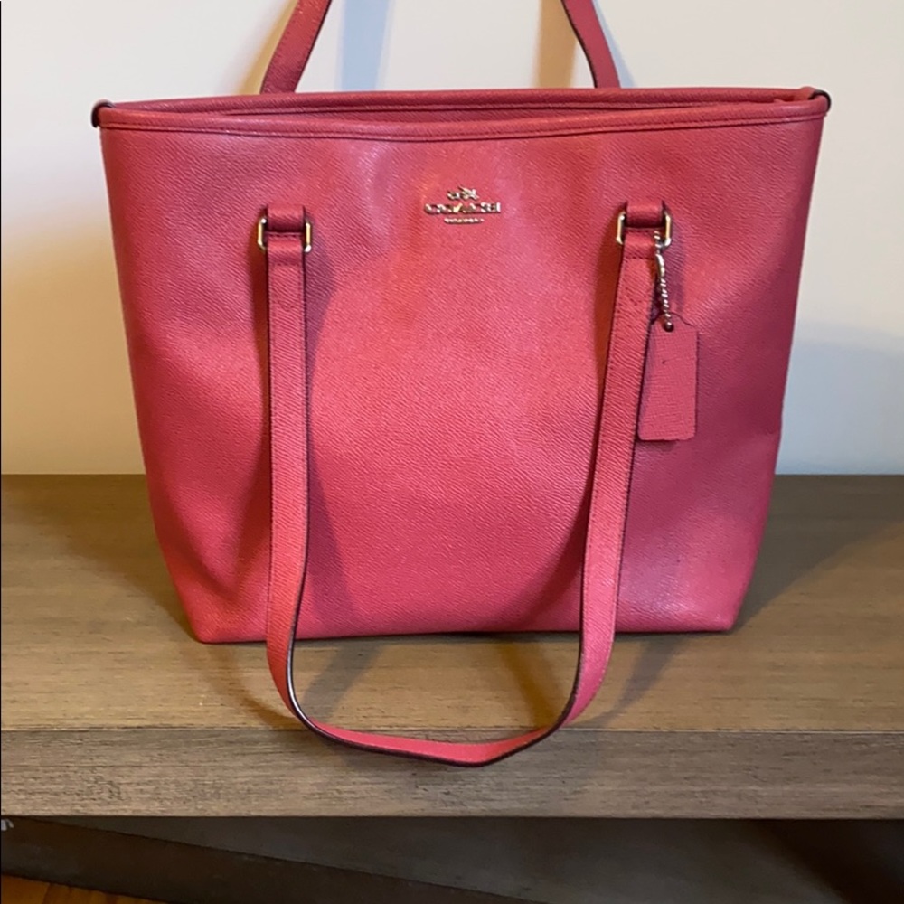COACH PURSE strawberry color AVENUE TOTE